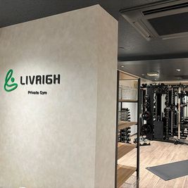 外履きを脱いでお上がりください - PrivateGym LIVRIGH(リブリッジ) レンタルジムの入口の写真