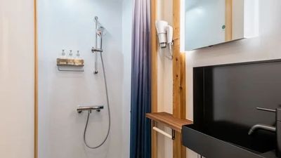 シャワー室（1名用×2室） - 京都湾処／KYOTOWANDの室内の写真