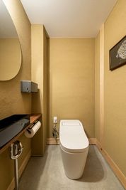 お手洗いはウォシュレット完備です - 京都湾処／KYOTOWANDの設備の写真