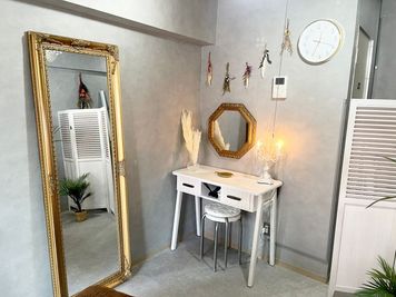 ・鏡・ネイル机・ネイル椅子 - Salon Ivy新宿店の室内の写真