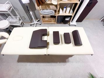 ・角マクラ大（高さ9.5cm）
・角マクラ小（高さ6.5cm）
・半円マクラ
・胸当てマクラ（バストホール付き） - SalonIvy新宿1号店の室内の写真