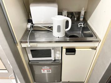 ・タオルウォーマー（7エステ製）
・電気ケトル
・レンジ
・冷蔵庫 - SalonIvy新宿1号店の室内の写真