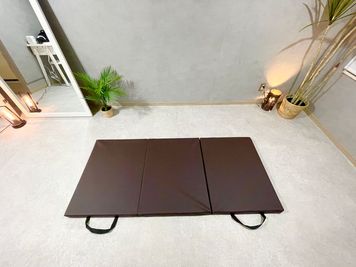 ・折り畳みスポーツマット（幅80cm×長さ180cm×厚み5cm、7エステ製） - SalonIvy新宿1号店の室内の写真