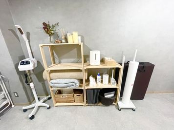 ・アロマ加湿器・ヨガマット2枚・抱き枕・毛布・折り畳みスポーツマット
・使い捨て防水ベットシー（80cm×190cm）　・使い捨てピローシート　・清掃備品 - SalonIvy新宿1号店の室内の写真