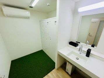 男性更衣室 - パムズ・スポーツスタジオ 【2名以上定額】屋内スポーツ施設・調布駅・西調布駅の室内の写真