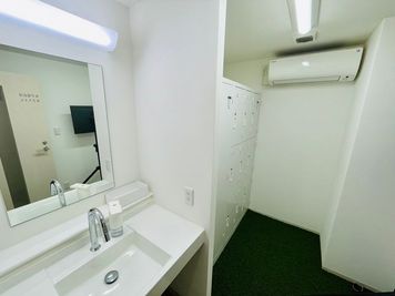 女性更衣室 - パムズ・スポーツスタジオ 【2名以上定額】屋内スポーツ施設・調布駅・西調布駅の室内の写真