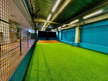 人工芝エリア奥に土のマウンドがあります。 - パムズ・スポーツスタジオ 【2名以上定額】屋内スポーツ施設・調布駅・西調布駅の室内の写真