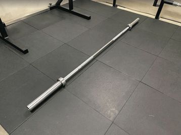 女性向け15kgバーベルあり - GORILLA HUB KOMAGOME | ゴリラハブ駒込 【2名まで】駒込駅徒歩6分の④ウエイトリフティングスペースの室内の写真