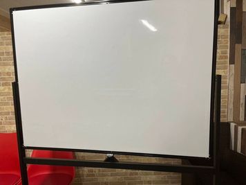 無料貸出ホワイトボード - 【徒歩1分 駅前ビル】レンタルスペース オレンジワーク緑地公園店 【特価￥495円～】オレンジワーク緑地公園店「会議室A」の設備の写真