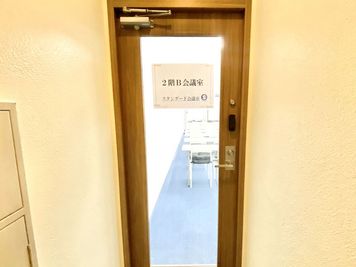 スタンダード会議室　新横浜店 2階B会議室の入口の写真
