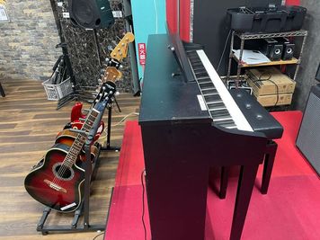 エレアコ、ギター、ベースも配備していますので手ぶらでも利用できます。 - 【流山市】音楽スタジオ・ダンス・卓球の【PETIT ARENA】 【直前割あり】流山市の音楽スタジオです。バンド練習、教室に最適の設備の写真