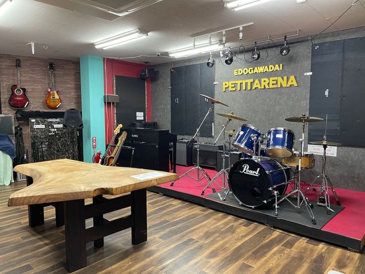 ドラム、ベース、ギター、電子ピアノを用意、バンド練習やボイストレーニングに最適、最新のカラオケもあります。 - 【流山市】音楽スタジオ・ダンス・卓球の【PETIT ARENA】 流山市 カラオケBOXがある音楽スタジオです。の室内の写真
