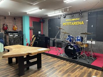 通りがかり見学大歓迎！ドラム・アンプ・電子ピアノ・ギター・ベース・PA機器、最新カラオケ機材を完備 - 【流山市】音楽スタジオ・ダンス・卓球の【PETIT ARENA】