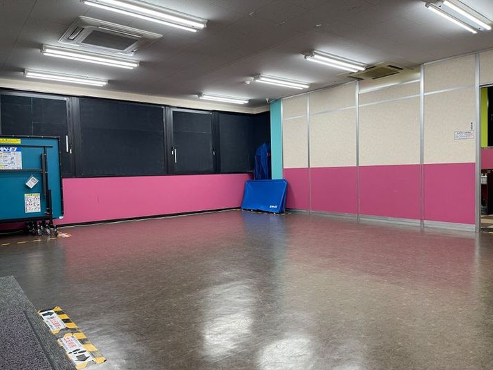 アリーナスペースの全容です。 - 【流山市】音楽スタジオ・ダンス・卓球の【PETIT ARENA】 江戸川台駅東口から徒歩3分、卓球、ダンスに特化したスペースの室内の写真