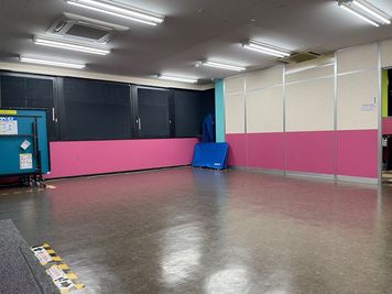 卓球台2台・ダンス用鏡5枚、更衣室ロッカーあり YouTubeの企画ものを撮影するにも適しています、通りがかり見学可 - 【流山市】音楽スタジオ・ダンス・卓球の【PETIT ARENA】