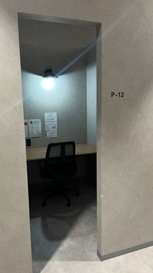 半個室 - いいオフィス南越谷 【P-12】1名個室（天井空きあり）※予約時間前は入室不可の室内の写真