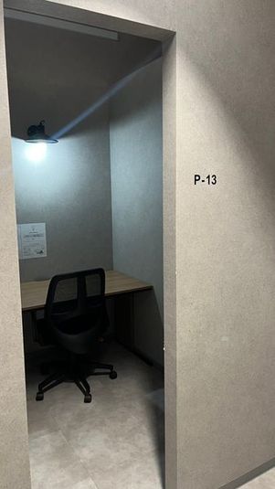 半個室 - いいオフィス南越谷 【P-13】1名個室（天井空きあり）※予約時間前は入室不可の室内の写真