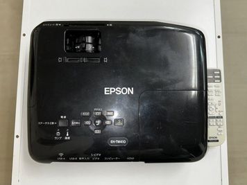 EPSON EH-TW400：2600ルーメンと比較的明るい室内でも使える高輝度のプロジェクター - 熊本水道町ミーティングスペース 貸し会議室・レンタルスペース（セミナー・商談・リモート・面接）の設備の写真