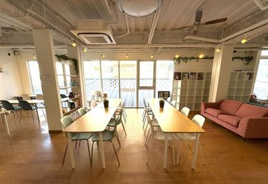 ウィズダムアカデミー三鷹吉祥寺校 【ラウンジルーム】レンタルスペース（～30名）の室内の写真