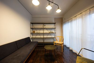 3人掛けソファと椅子２脚 - レンタルスペースピカネスト 北欧家具のあるレンタルスペースの室内の写真