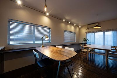 4人掛けのダイニングテーブル２台 - レンタルスペースピカネスト 北欧家具のあるレンタルスペースの室内の写真