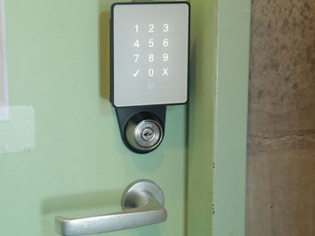 リモートロックに対応
完全非対面でスムーズな入室が可能！ - ドリームスタジオ東陽町第二　スタジオB（グランドピアノ） YAMAHA  C3グランドピアノ設置のピアノ練習スタジオの入口の写真