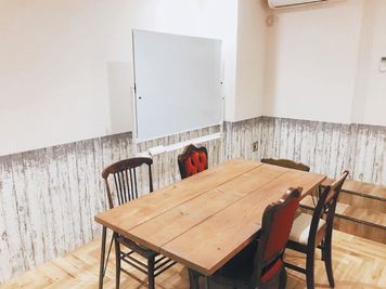 控え室としてもご利用いただける会議室 - Atlya参宮橋／tsugugoto cafeの室内の写真