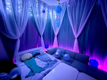 LEDの色を変えると雰囲気も抜群！4~6人様ですとゆったりご利用いただける広さです。（最大8人収容可能） - Azur 心斎橋 Azur 心斎橋 (Mermaid Room)の室内の写真