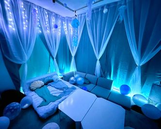プラネタリウムを灯すとロマンチックな雰囲気に！デートにぴったり♪ - Azur 心斎橋 Azur 心斎橋 (Mermaid Room)の室内の写真