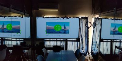 天井のプロジェクターにてホワイドボードへ投影できます。(HDML) - ひのまるオフィス天神 ひのまるスタジオ天神南店の室内の写真