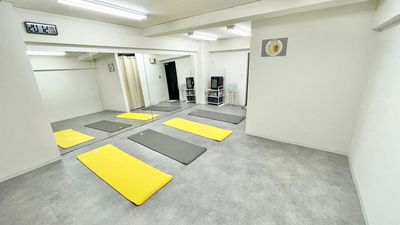 【当スタジオ内観】ヨガマットを4枚横並びで敷くことができます。 - ENCE Rental Studio 四谷三丁目 《四谷三丁目徒歩3分》ダンスやヨガができるレンタルスタジオの室内の写真