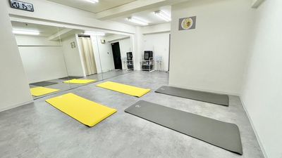 【当スタジオ内観】奥行きがあるので、ヨガマットを縦に敷くことも可能です。 - ENCE Rental Studio 四谷三丁目 《四谷三丁目徒歩3分》ダンスやヨガができるレンタルスタジオの室内の写真