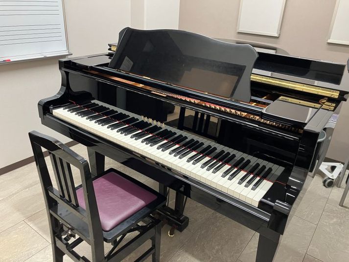 ヤマハ音楽教室長崎ココウォークセンター グランドピアノ(C3)の練習ができるスペースの室内の写真