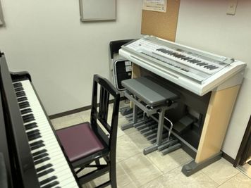 エレクトーンELB02も使用できます。 - ヤマハ音楽教室長崎ココウォークセンター グランドピアノ(C3)の練習ができるスペースの室内の写真