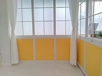 黄色パネルは移動と色変更可 - ViewStudio水道橋 ビュースタジオ水道橋の室内の写真
