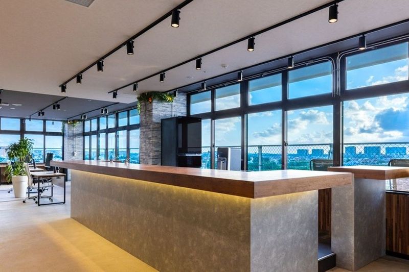 4名会議室【天井空きあり】 - いいオフィス豊見城