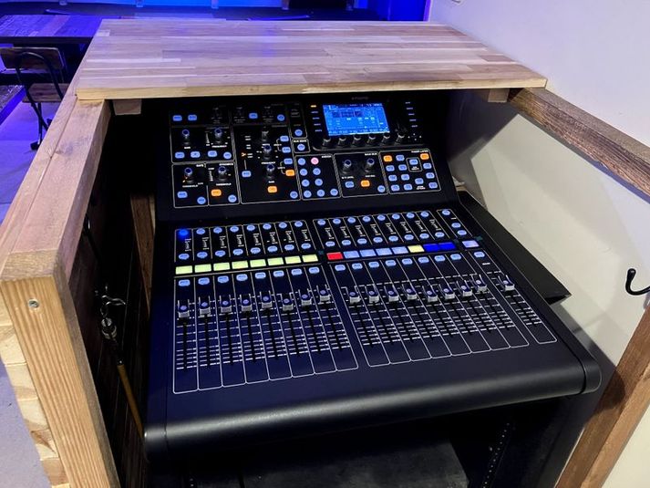 LIVE  HOUSE ＆BAR「DEALT」 - LIVE HOUSE＆BAR DEALT