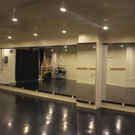全面鏡あり - asobiba studio 床がリノリウムの多目的スタジオの室内の写真