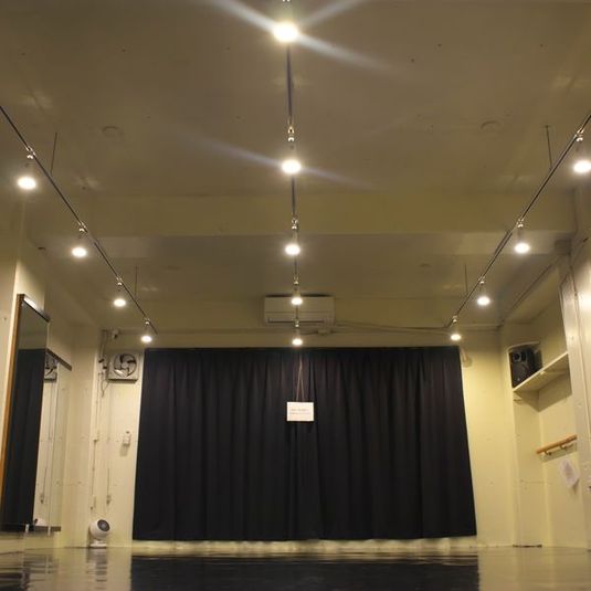 床がリノリウムの多目的スタジオ - asobiba studio