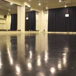 床はリノリウム - asobiba studio 床がリノリウムの多目的スタジオの室内の写真