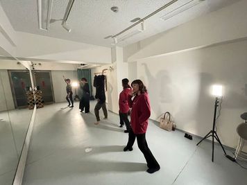 「大久保駅」から徒歩30秒！ダンス、演劇、推し活、会議、格闘技、ヨガ、 楽器・オンライン配信など多種多様にご利用頂けます。 - Studio Lamp