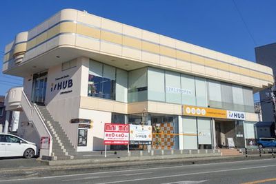 1Fカフェが受付です。(道路沿い自動ドア) - Connected Studio i/HUB 富士宮駅から徒歩1分【12名】の外観の写真
