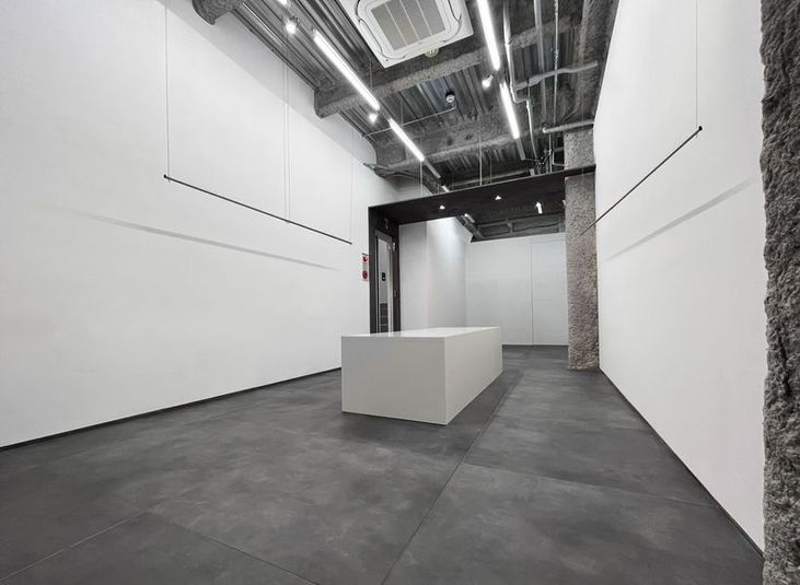 - 明治通り沿い路面店　- 広々とした56㎡超のスペース LEDビジョン付！展示会・ポップアップ向け2階路面スペースの室内の写真
