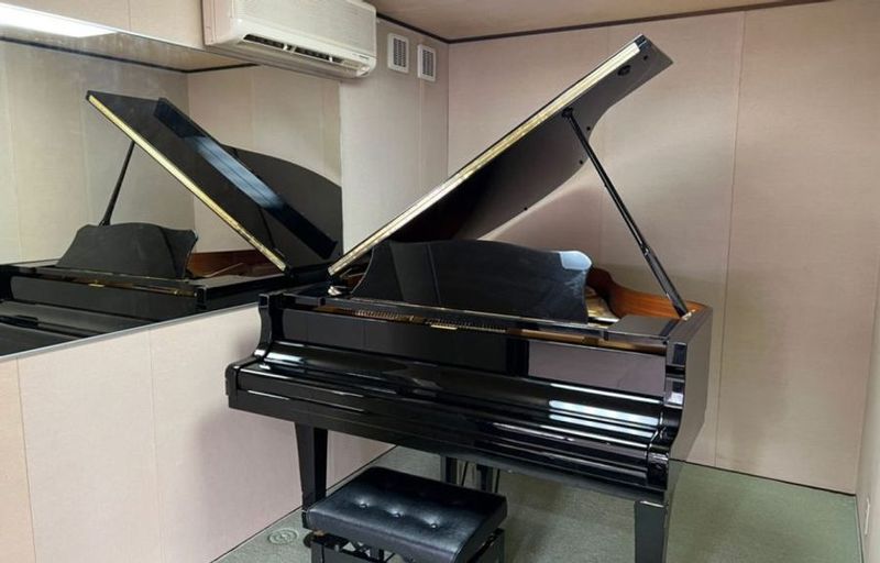 レンタルスペースALBE 名駅防音室グランドピアノ練習室(A)の室内の写真