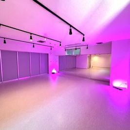 LED照明(カラー選択可)で撮影に - ダンススタジオマンチカン 鏡・音響・照明 ・ダンス用床 完備　レンタルスタジオの室内の写真
