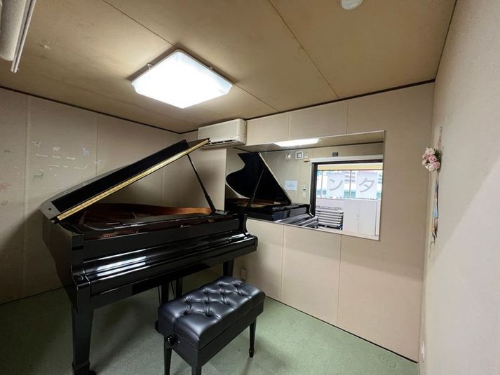 レンタルスペースALBE 名駅防音室グランドピアノ練習室(B)の室内の写真