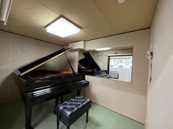 名古屋駅近辺では数少ない格安防音室。グランドピアノの種類はYAMAHA　品番：C-3です。 - レンタルスペースALBE