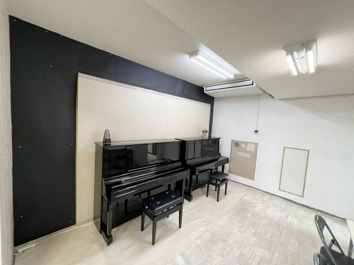レンタルスペースALBE 名駅ピアノ連弾練習室(C)の室内の写真
