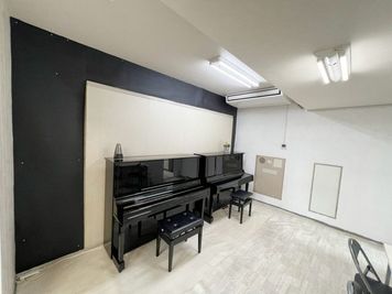 名古屋駅近辺では数少ない連弾のできる練習室。アップライトピアノの種類はYAMAHA　品番：UX30B1とUX-3です。 - レンタルスペースALBE