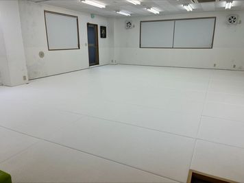 畳、壁、ロールカーテンを白で統一しています - 塩田合気道　道場 広々！全面畳のレンタル武道場の室内の写真